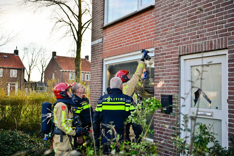 De brandweer boorde gaatjes in het huis om eventuele brandbare stoffen te kunnen detecteren (foto: Rico Vogels/SQ Vision).