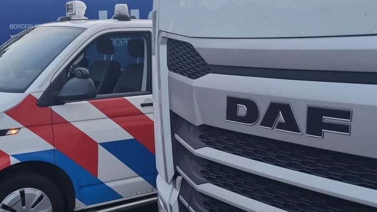 De gestolen vrachtwagen die van de A67 werd geplukt (foto; politie Someren Instagram).