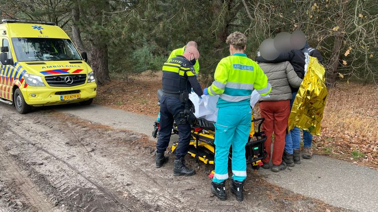 De wandelaar werd naar het ziekenhuis gebracht (foto: SQ Vision).