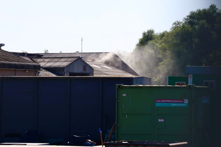 Bij de brand in Sint-Oedenrode kwam behoorlijk wat rook vrij (foto: Sander van Gils/SQ Vision).