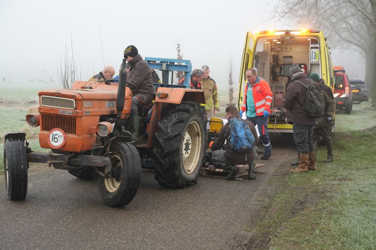 Met een tractor werd het slachtoffer naar de ambulance gebracht (foto: Erik Haverhals/SQ Vision).