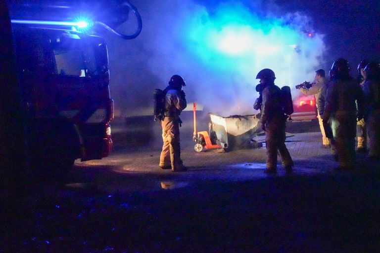 Het vuur woedde in een kleine container met afval (foto: Harrie Grijseels/SQ Vision).