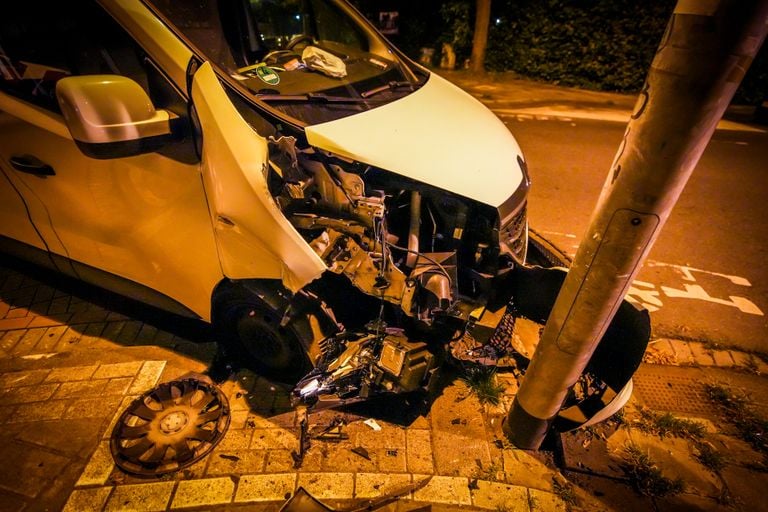 De schade aan de bestelbus is aanzienlijk (foto: SQ Vision).