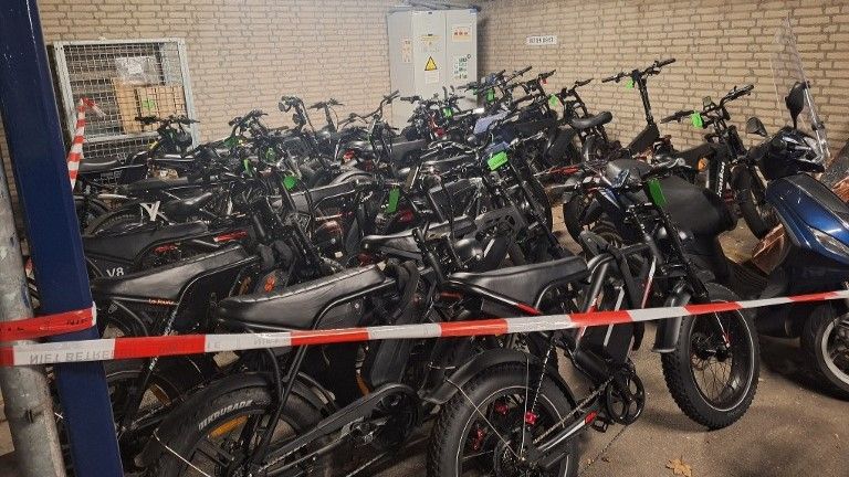 De dertig opgevoerde fatbikes die bij de controle werden meegenomen (foto: politie).