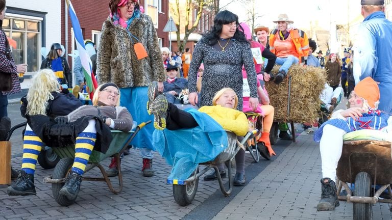 In Gilze is het de traditie dat mannen ‘wijven van kroeg naar kroeg sjouwen’ tijdens carnaval (foto: Ruud van Meer, Heemkundekring Molenheide). 