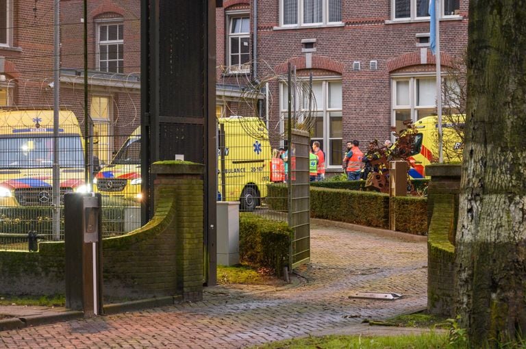 Diverse hulpdiensten kwamen naar de jeugdgevangenis in Breda (foto; Tom van der Put/SQ Vision).