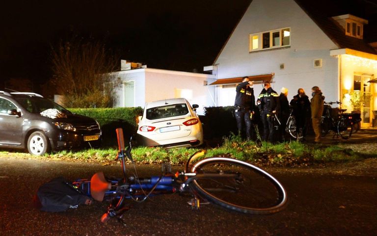 De fiets en de (witte) auto die bij een botsing in Helvoirt betrokken waren (foto: Bart Meesters/Meesters Multi Media/SQ Vision).