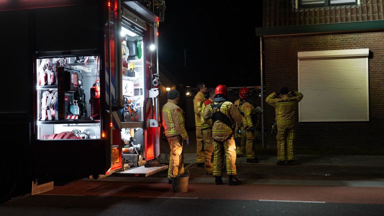 Vanwege de schoorsteenbrand in Budel-Schoot werd de brandweer opgeroepen (foto: WdG/SQ Vision).