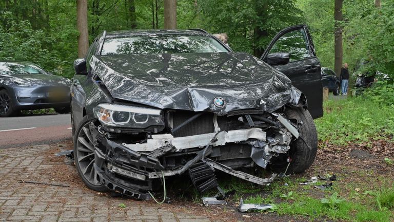 De schade aan de betrokken auto's is groot (foto: Perry Roovers/SQ Vision).