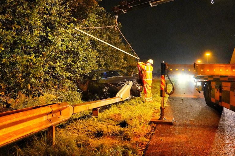 De bestuurder van de auto was de macht over het stuur kwijtgeraakt (foto: Jeroen Stuve/SQ Vision).