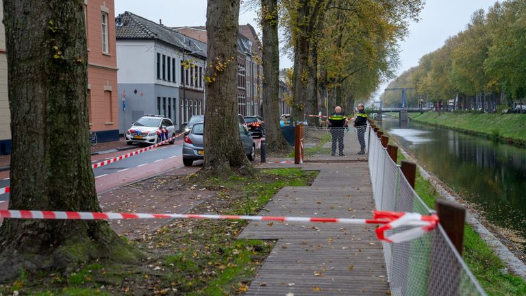 De politie deed de hele ochtend onderzoek (foto: Iwan van Dun/SQ Vision).