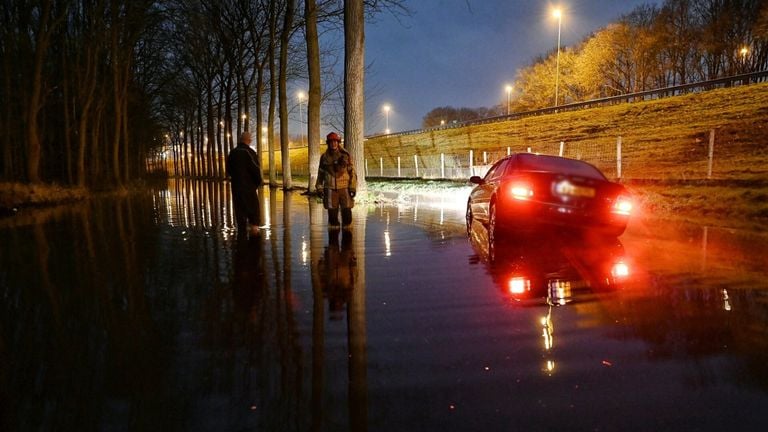 De Eindhovenseweg bij Berkel-Enschot was dinsdagavond laat volledig overstroomd (foto: Toby de Kort/SQ Vision).