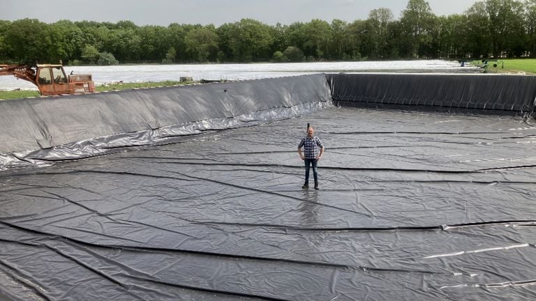 Aspergeboer stopt met beregenen en gaat voortaan waterbesparend druppelen 