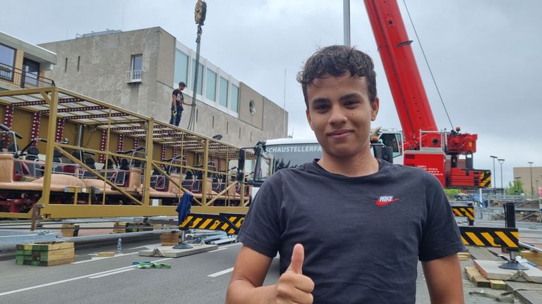 Serginho (15) geniet van de opbouw (foto: Collin Beijk)