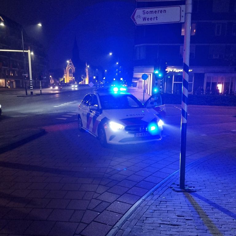 De politie ging met meerdere eenheden op zoek naar de man nadat op camera's was gezien dat hij met de ijzeren staaf liep over de Veestraat (foto: Facebook politie Helmond).