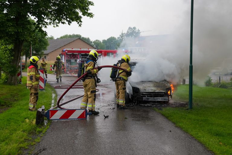 De brandweer bluste de bestelbus in Haren (foto: Gabor Heeres/SQ Vision).