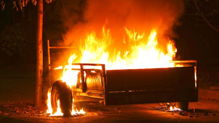 Een aanhanger gaat in vlammen op in Oss (foto: Gabor Heeres/SQ Vision)