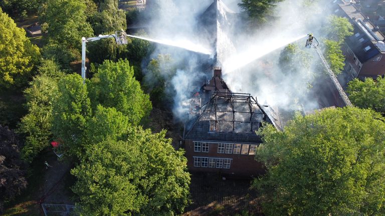 Het vuur heeft het dak van het voormalige schoolgebouw in Oss verwoest (foto: Bart Meesters).