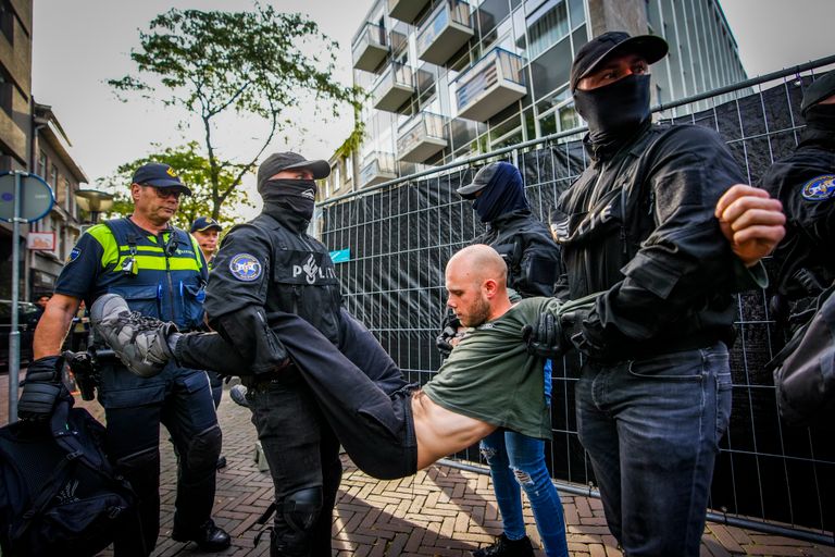 Demonstranten werden naar buiten gesleept door de politie (foto: SQ Vision).