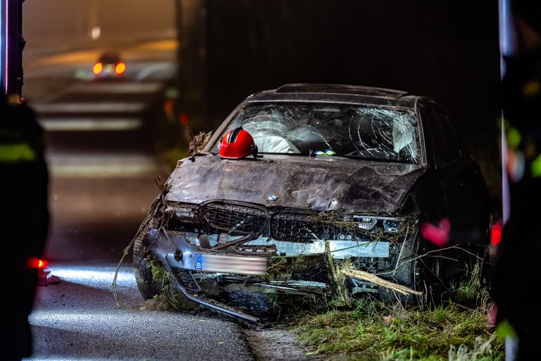 De auto raakte zwaar beschadigd (foto: Jack Brekelmans/SQ Vision).