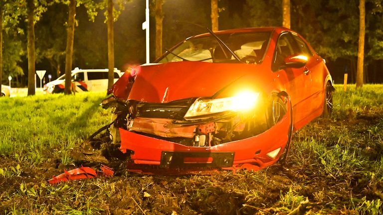 De auto van de man crashte op een rotonde in Riethoven (foto: Rico Vogels/SQ Vision).