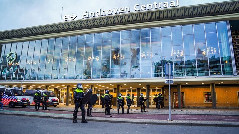 Het station in Eindhoven. één van de doelwitten van de relschoppers (foto: SQ Vision Mediaprodukties). 