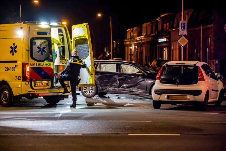 De automobilist raakte de taxi in de flank (foto: Jack Brekelmans/SQ Vision).