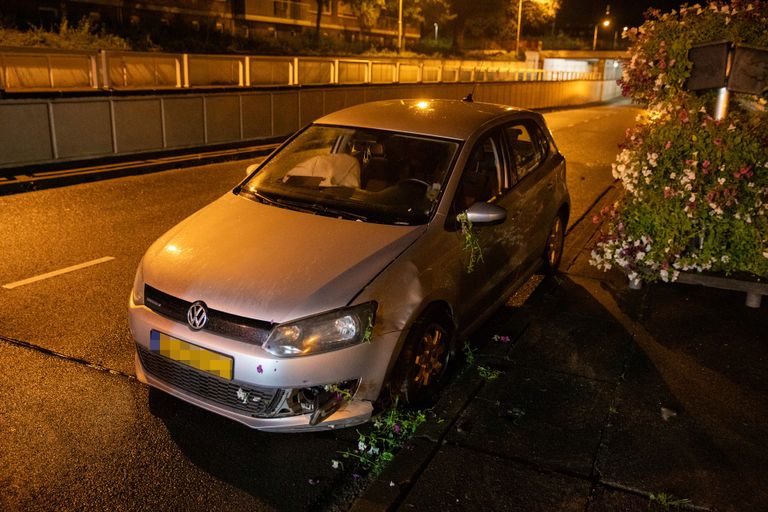 De auto is na de botsing in Roosendaal door een bergingsbedrijf meegenomen (foto: Christian Traets/SQ Vision).