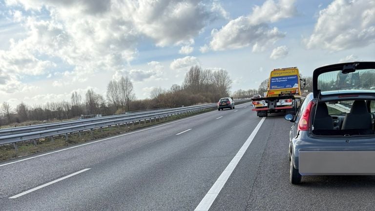 De gestrande auto op de A59 (foto: Rijkswaterstaat).