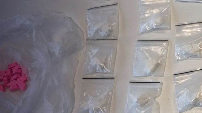Een deel van de drugs die de politie in de auto van de vrouw vond (foto: Instagram/Politie Maashorst).
