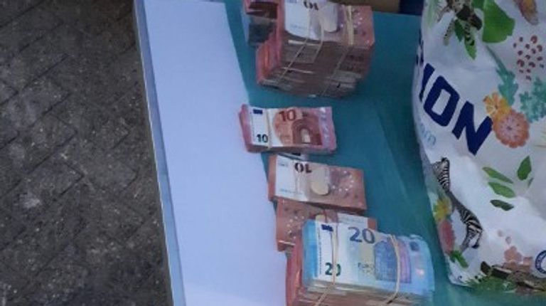 In totaal werd 55.000 euro aan contant geld gevonden (foto: politie).