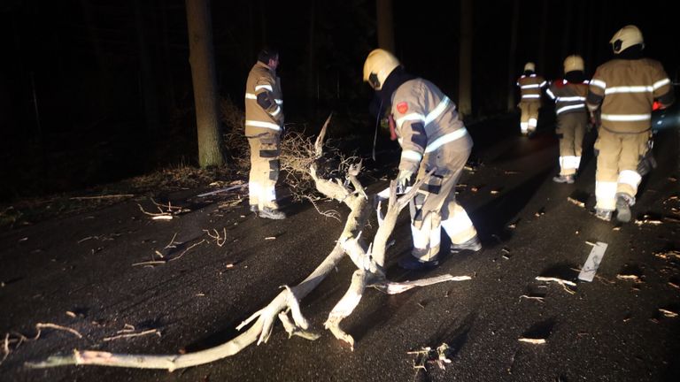 De brandweer kon aan de slag op de Esscheweg in Boxtel (foto: Sander van Gils / SQ Vision).