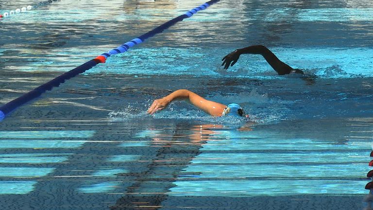 Zwemmers in het 50 meter bad van de Warande Oosterhout