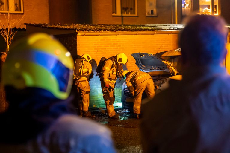 De brandweer heeft de auto in Oss nagekeken (foto: Gabor Heeres/SQ Vision).