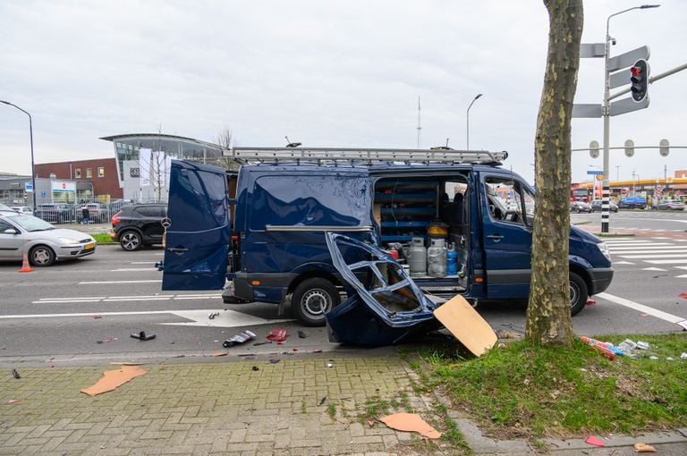 Gasfles ontploft in busje op de Konijnenberg in Breda (foto: Tom van der Put/SQ Vision).