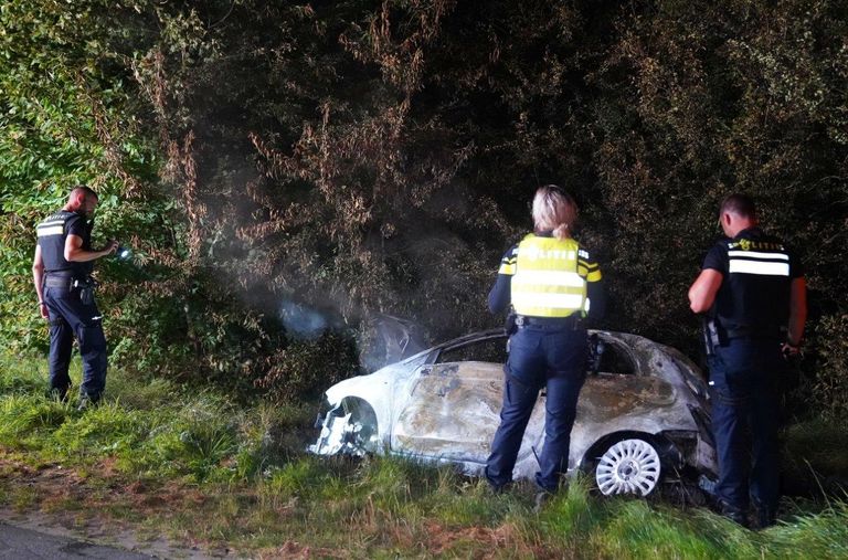 De uitgebrande auto blijkt gestolen (foto: Bart Meesters).