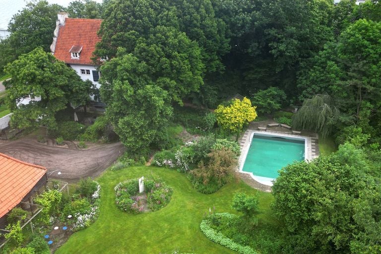 De tuin van Hoeve Hazendonk is gigantisch, met een bijpassend zwembad