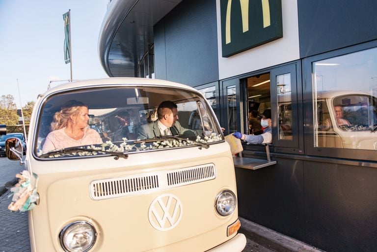 Daan en Mariska Poppelaars reden voorop in de trouwstoet door de McDrive. (foto: Annevdl Fotografie)