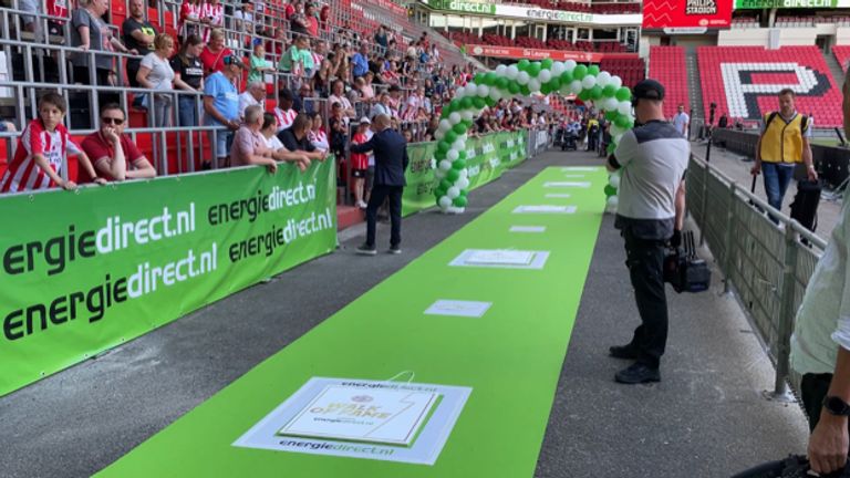 Vlak voor de Oosttribune werd de Walk of Fame onthuld.