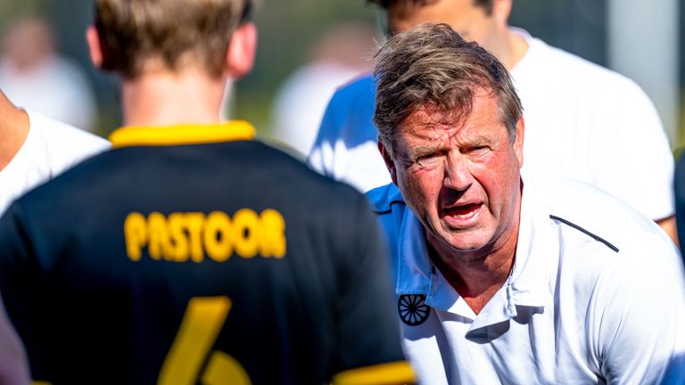 De coach spreekt zijn spelers toe (foto: MaRicMedia).