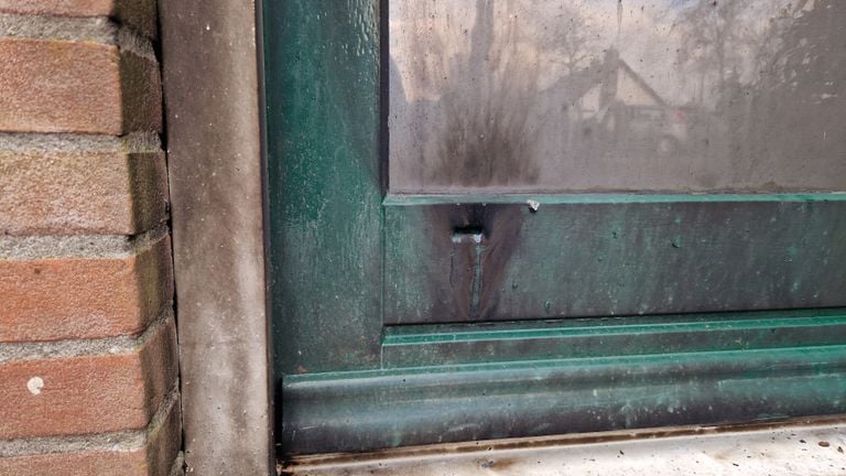 Flinke roetplekken van de brandbom op de deur (foto: Omroep Brabant)