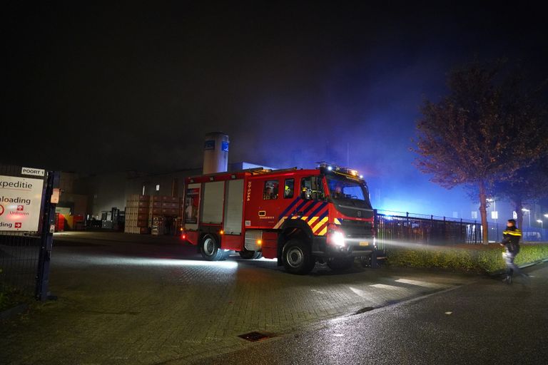 Rond vijf uur vrijdagnacht ontstond brand bij Dalco Foods aan de Everdenberg in Oosterhout (foto: Jeroen Stuve/SQ Vision).