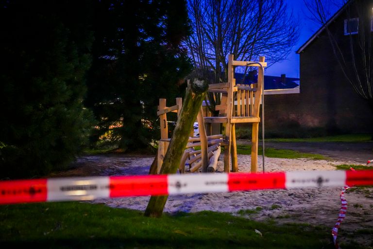 De politie heeft de omgeving van het speeltuintje afgezet (foto: SQ Vision)