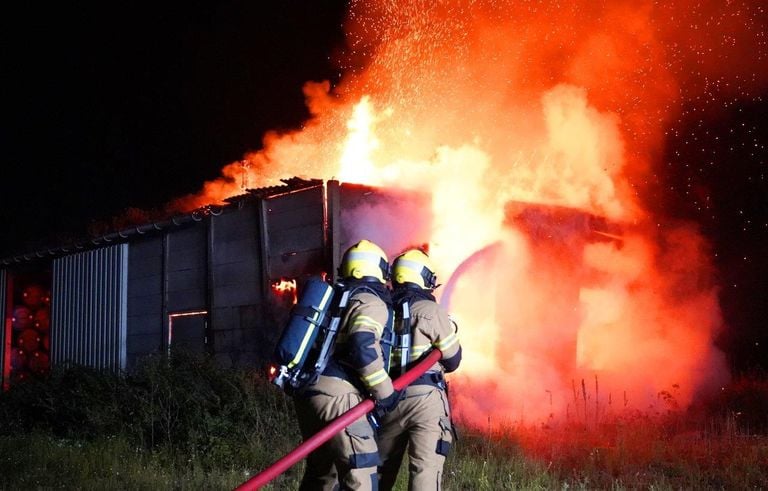 De vlammen sloegen uit de loods in Empel (foto: Bart Meesters).