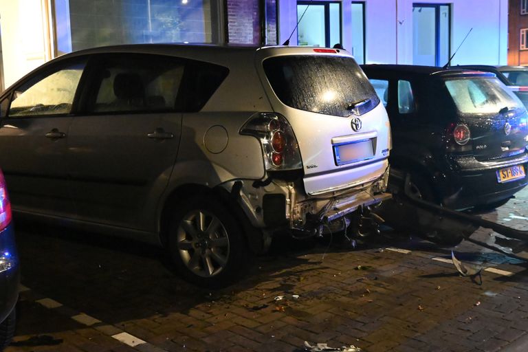 Bij de crash raakte de achtervolgde auto drie geparkeerde auto's (foto: Perry Roovers/SQ Vision).