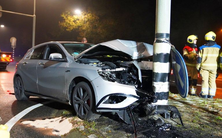 Botsing tegen stoplicht zorgt voor ravage (foto: Bart Meesters/SQ Vision).