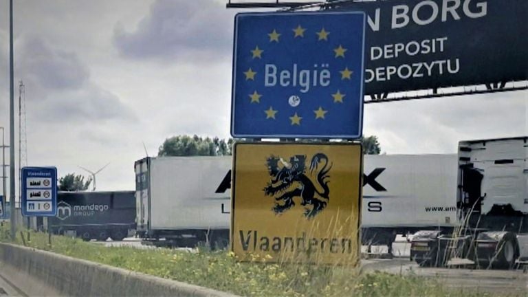 Metalen borden die de Belgische grens aangeven (foto: Raoul Cartens).