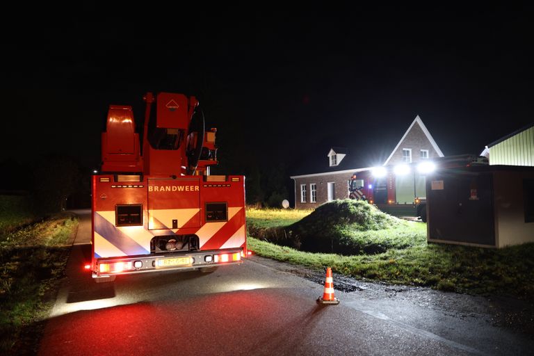 De brandweer kwam vervolgens met een blusvoertuig en een hoogwerker naar de Brede Heide in Boxtel (foto: Sander van Gils/SQ Vision).