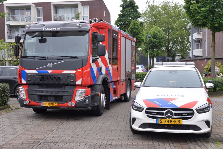 Brandweer en de politie kwamen naar de Koekoekstraat in Breda (foto: Perry Roovers/SQ Vision).