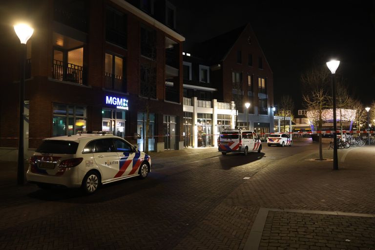 Agenten kwamen massaal naar het Dorpsplein in Best waar ze de overvaller aanhielden (foto: Sander van Gils/SQ Vision).